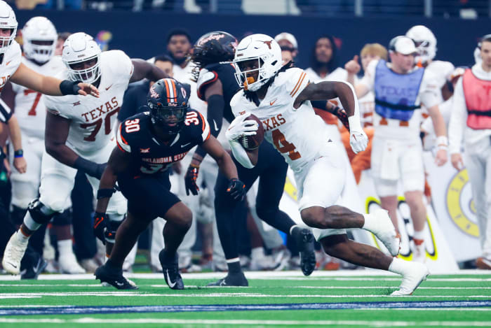Texas running back CJ Baxter evades a tackler